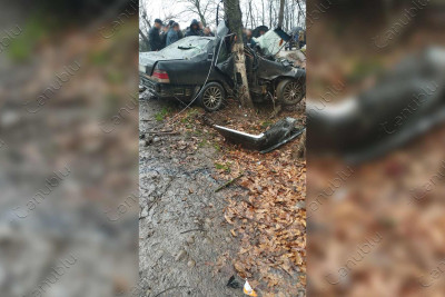 Lənkəranda dəhşətli qəza: avtomobil iki yerə bölünüb