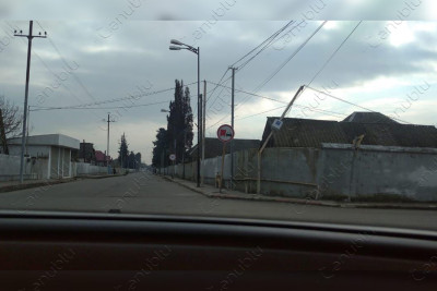 Astaranın bu küçəsində rabitə dirəyi qəzalı vəziyyətdədir