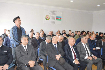 Qəzənfər Ağayev Siyaku kəndində əhalini dinləyib