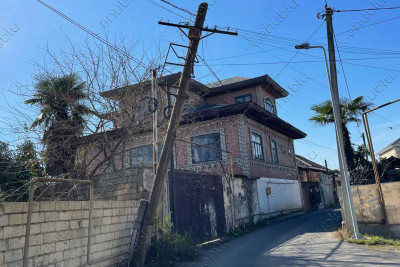Lənkəranda yerləşən qəzalı dirək aşmaq üzrədir