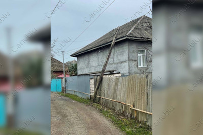 Lənkəranda dirək evin damına aşıb