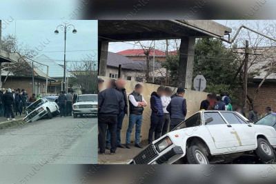 Lənkəranda qəza: avtomobillər xəndəyə düşüb