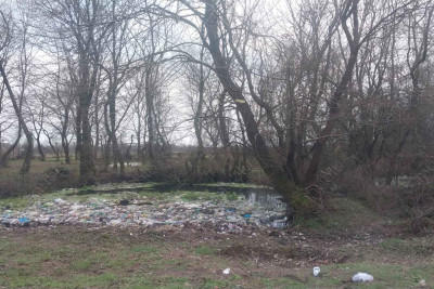 Astaranın Sərək kəndində yerləşən kanal zibillik içindədir