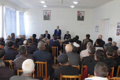 Rafiq Cəlilov Xəlilabad kəndinin sakinlərini dinləyib