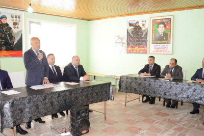 Araz Əhmədov sakinləri dinləyib