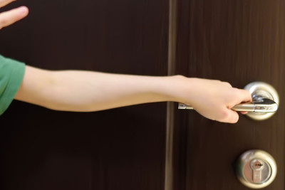 Lənkəranda bağlı qapı arxasında köməksiz vəziyyətdə qalan uşaq xilas edilib