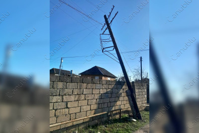 Lənkəranın Göyşaban kəndində yerləşən dirək qəzalı vəziyyətdədir