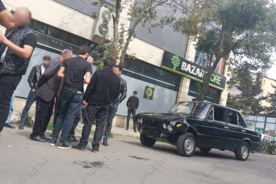 Lənkəranda avtomobil əks-yola daxil olaraq qəza törətdi