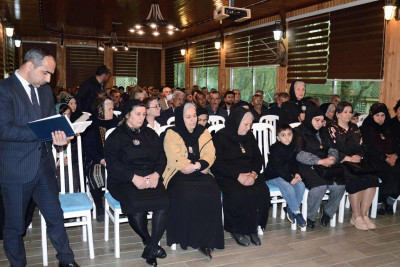 Araz Əhmədov şəhid ailələri ilə görüş keçirib