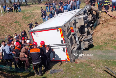 Lənkəranda qəza: traktorla yük maşını toqquşub
