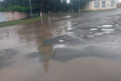 Astarada bu küçənin yolu keçilməz vəziyyətdədir