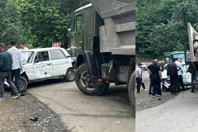 Lənkəranda “VAZ-2106” yük avtomobilinə çarpılıb