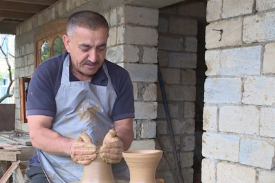 Lənkəranın Separadi kəndinin yeganə dulusçusu Zahid Əkbərovu tanıyaq