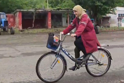 Masallıda velosipedlə işə gedən qadına yeni velosiped hədiyyə olunub