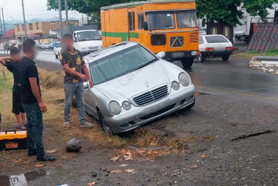 Lənkəranda sürücü üstüaçıq xəndəyi görməməsi nəticəsində qəza törədib