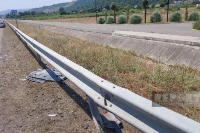 Lənkəranda avtomobil məhəccərə çarpılıb: 3 nəfər xəsarət alıb