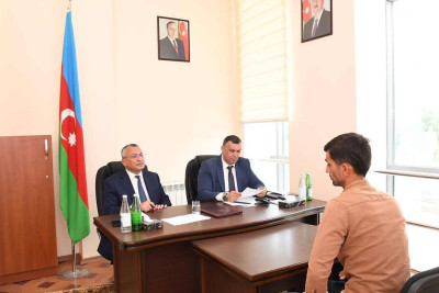 Komitə sədri Rövşən Rzayev sakinlərin müraciətlərini dinləyib