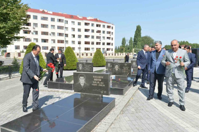 Taleh Qaraşov Aşura günü şəhidlərimizin məzarlarını ziyarət edib