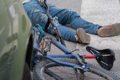 Lənkəranda avtomobil velosipedçini vurub