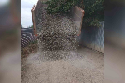 Məmmədrzalı kəndində kənddaxili yollara çınqıl materialı tökülüb