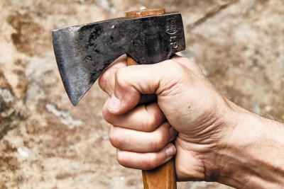Qayınanasını baltalayan Cəlilabad sakini hadisə yerindən qaçıb