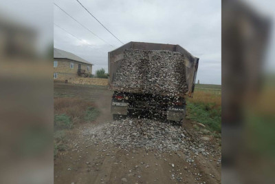 Günəşli kəndində yolların təmiri davam edir