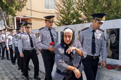 Astara sakinləri Anım Günündə Şəhidlər xiyabanına axın etdilər