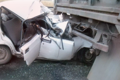 Astarada minik avtomobili "KamAZ"a çırpılıb