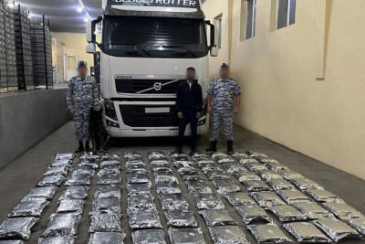 “Gavalı və üzüm” aparan avtomobildən kiloqramlarla narkotik aşkarlanıb