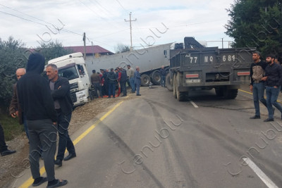 Astarada yük maşını kanala düşdü