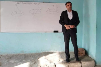 Biləsuvar məktəbində şagirdlər daş döşəmədə təhsil alır - AÇIQLAMA