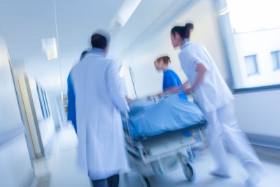 Biləsuvarda qəzada xəsarət alan qadın paytaxt xəstəxanalarından birinə köçürülüb