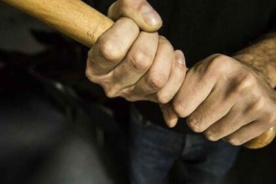 Cəlilabadlı yoldaşını odun parçası ilə döydü