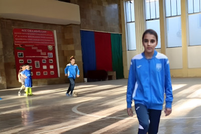 Cəlilabadda oğlanlarla futbol oynayan qız - VİDEO