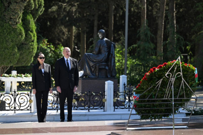Prezident və birinci xanım Ümummilli Lider Heydər Əliyevin məzarını ziyarət edib - FOTO