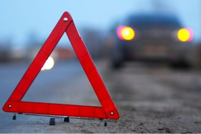 Astarada beton səddə çırpılan avtomobil YANDI - VİDEO