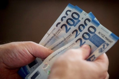 Azərbaycanda dövlət qulluqçularının aylıq vəzifə maaşları artırılıb