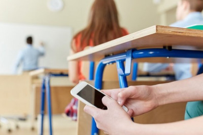 Şagirdlərə dərsdə telefon qadağan edilir – RƏSMİ