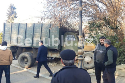 Biləsuvarda qəza: Məktəblilər son anda xilas oldular