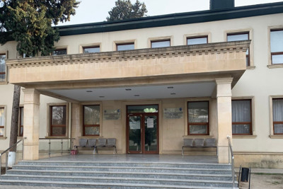 Biləsuvar xəstəxanasında dava: Mühafizəçi xadiməni döydü