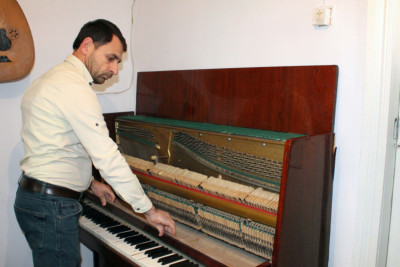 Fortepianoları kökləyən lənkəranlı müəllim: “Yeni ustaların yetişməsini istəyirəm”
