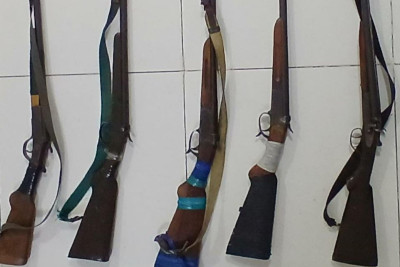 Cəlilabadda qanunsuz saxlanılan silahlar polisə təhvil verilib