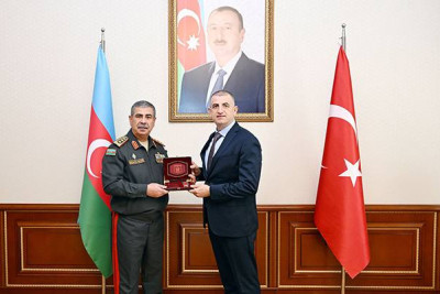 Astaralı general-polkovnik Zakir Həsənov Haluk Bayraktarı təltif etdi