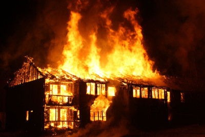 Biləsuvarda iki mərtəbəli ev yanıb