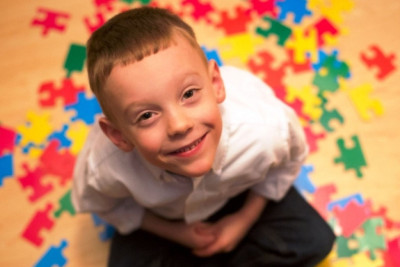 Bu uşaqlar heç kimin gözünə baxmır, sözləri tez-tez təkrarlayırlar