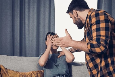 Biləsuvarda kişi “TikTok”da video paylaşan SEVGİLİSİNİ DÖYDÜ