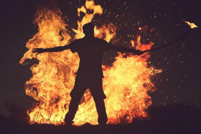 Biləsuvarda FACİƏ: Arvadın şantaj etdiyi kişi özünü yandırdı