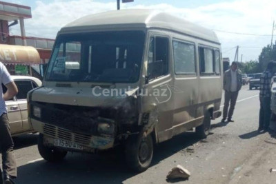 Cəlilabadda mikroavtobus minik avtomobili ilə toqquşub