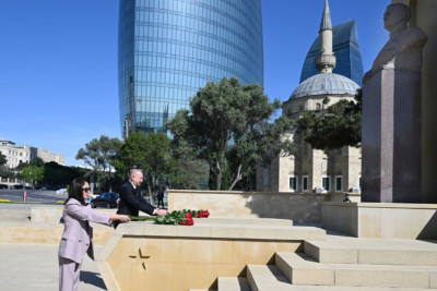 Prezident və birinci xanım faşizm üzərində Qələbə uğrunda mübarizədə həlak olan azərbaycanlıların xatirəsini anıblar - YENİLƏNİB