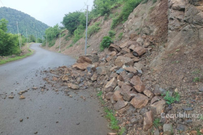Astarada yolda sürüşmə və çökmə baş verib